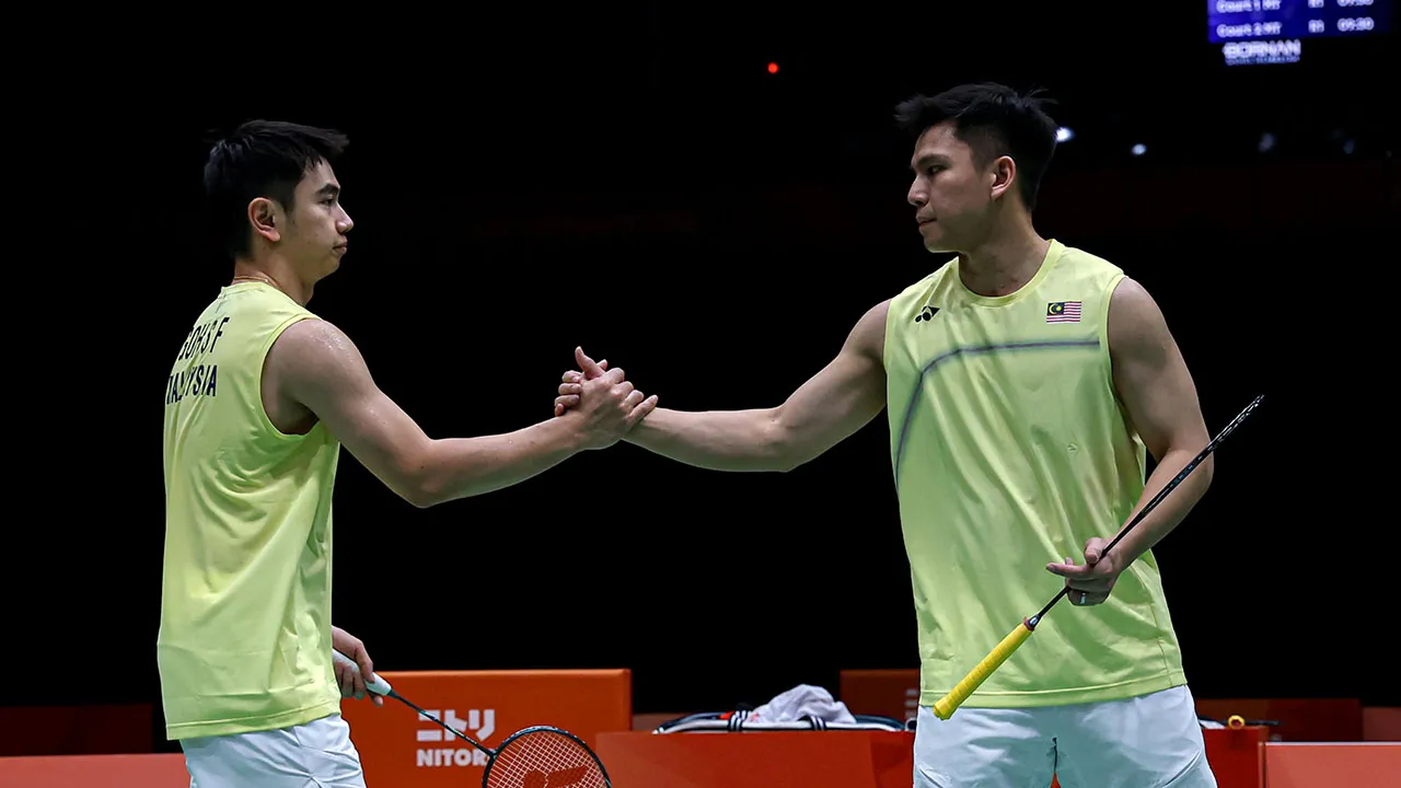 AICHI, 21 Sept - Beregu lelaki Goh Sze Fei dan Nur Izzuddin Mohd Rumsani beraksi dalam acara badminton berpasukan lelaki menentang beregu Mongolia Bishrelt-Erdene Odbayar dan Battugs Bayarsaikhan pada Sukan Asia Aichi-Nagoya 2026 di Ichinomiya City Municipal Gymnasium hari ini. - fotoBERNAMA