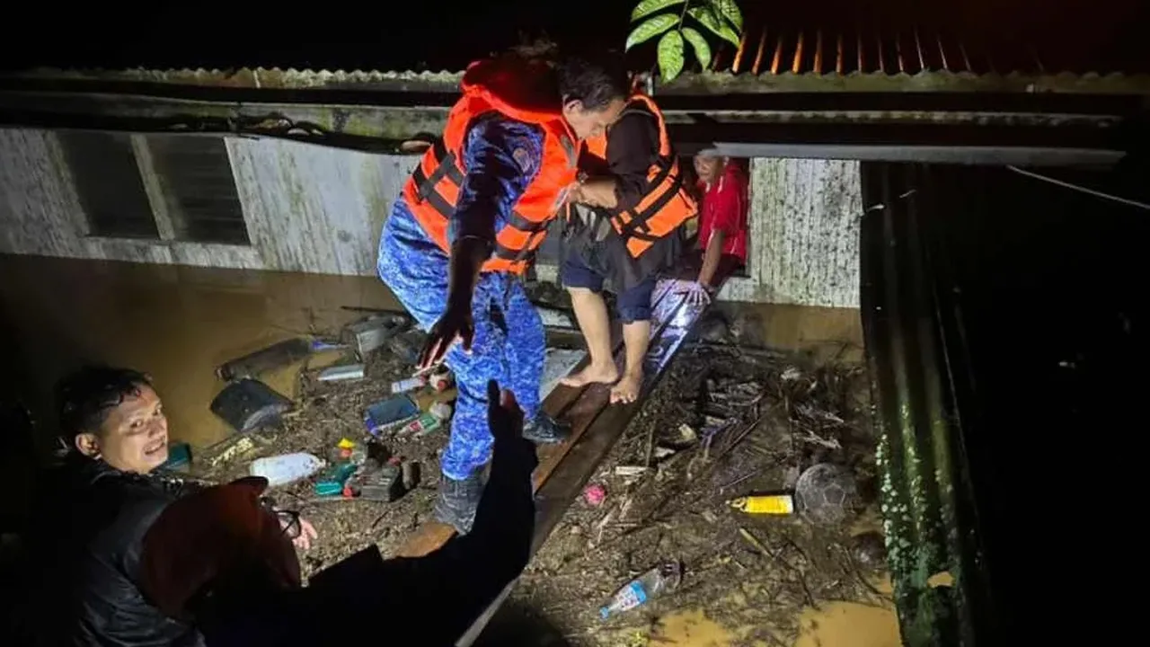 GUA MUSANG - Hujan lebat berterusan sejak malam tadi hingga awal pagi Ahad menyebabkan lima kawasan di jajahan ini iaitu Renok Baru A, Sungai Asap, Kampung Baru Jeram Tekoh, Taman Agropolitan Rantau Manis dan Felda Perasu ditenggelami air.