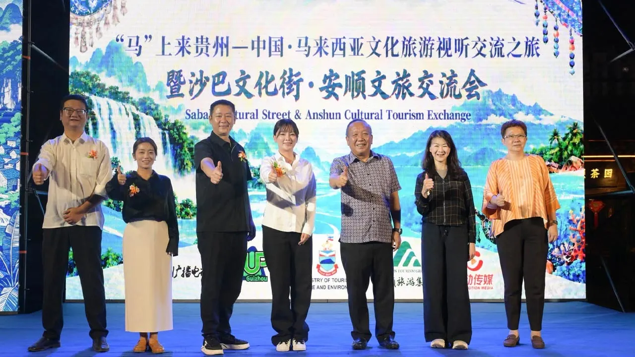 Dari Guiyang, kita bawa Sabah lebih dekat dengan China! 🇲🇾🇨🇳✈️ Bukan sekadar buka laluan penerbangan, tapi kita mahu isi setiap seat dengan pelancong ke Sabah! 🔥 Budaya, muzik, pelancongan dan bisnes kita bawa bersama. Lagi ramai datang, lagi banyak peluang untuk rakyat dan industri Sabah. KK–Guiyang, kasi jalan terus ok💪 Visit Sabah 2027 — Explore Sabah😀
