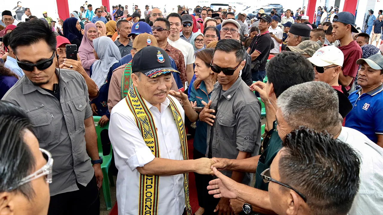 SEMPORNA, 8 Sept - Ketua Menteri Sabah Datuk Seri Haji Hajiji Noor bersalaman dengan tetamu ketika tiba pada Majlis Pelancaran 106 Unit Kedai 2-Tingkat, Fasa 1 dan Pecah Tanah Projek Komersil Fasa 2 dan 3 Lembaga Pembangunan Perumahan dan Bandar (LPPB) di Jalan Bubul hari ini. - fotoBERNAMA (2026) HAK CIPTA TERPELIHARA