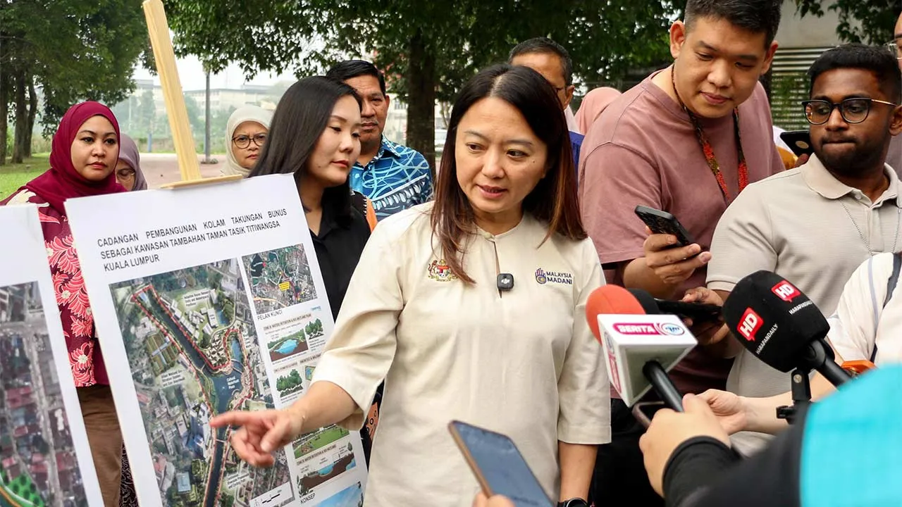 KUALA LUMPUR, 17 Sept - Menteri di Jabatan Perdana Menteri (Wilayah Persekutuan) Hannah Yeoh semasa sidang media pembangunan kolam takungan dan kawasan lapang baru untuk tahun 2027 di kawasan Sungai Bunus hari ini. - fotoBERNAMA (2026) HAK CIPTA TERPELIHARA