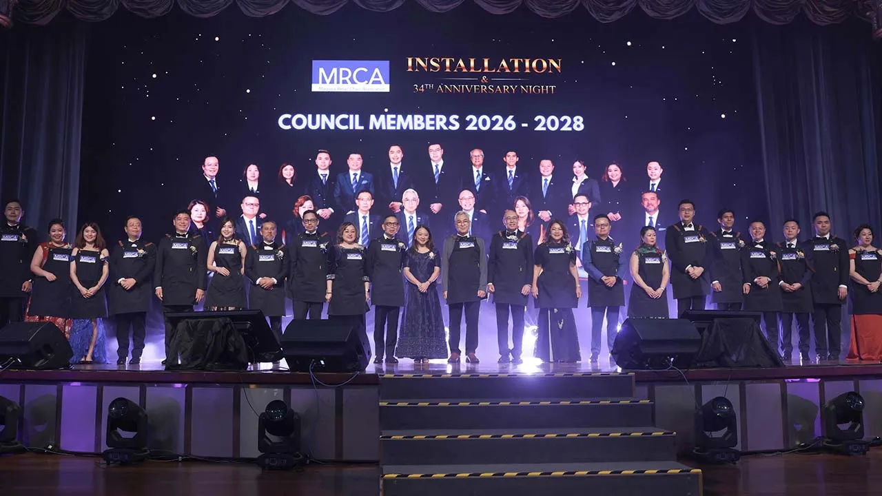 KUALA LUMPUR, 25 Sept - Menteri di Jabatan Perdana Menteri (Wilayah Persekutuan) Hannah Yeoh bergambar bersama Presiden MRCA yang baharu dilantik bagi penggal 2026 "2028, Datuk Liew Bin (sebelas kanan) dan ahli-ahli baharu MRCA pada Majlis Pelantikan dan Malam Ulang Tahun ke-34 Persatuan Rangkaian Peruncit Malaysia (MRCA) di sebuah hotel malam ini. - fotoBERNAMA (2026) HAK CIPTA TERPELIHARA