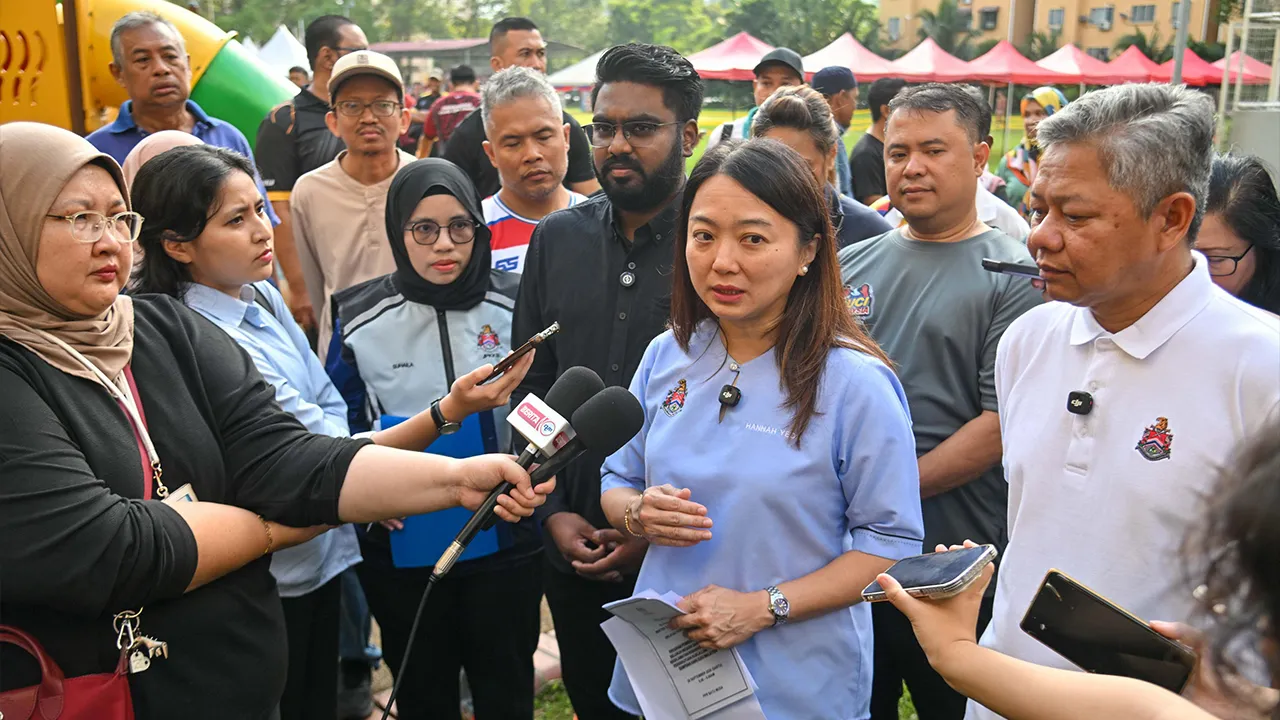 KUALA LUMPUR, 26 Sept - Menteri di Jabatan Perdana Menteri (Wilayah Persekutuan), Hannah Yeoh menjawab pertanyaan media selepas merasmikan Program Pembersihan Mega Hari Cuci Malaysia dan Lawatan Turun Padang di PPR Batu Muda hari ini. - fotoBERNAMA (2026) HAK CIPTA TERPELIHARA