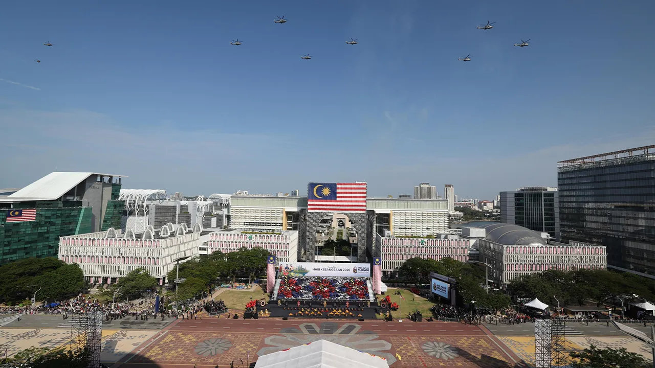 PUTRAJAYA, 31 Ogos - Aset helikopter, termasuk EC725 dan AW139 milik Tentera Udara Diraja Malaysia (TUDM), terbang dalam formasi bersama-sama aset Tentera Darat Malaysia, Tentera Laut Diraja Malaysia, Jabatan Bomba dan Penyelamat Malaysia serta Polis Diraja Malaysia sempena Sambutan Hari Kebangsaan 2026 di Dataran Putrajaya, hari ini. - fotoBERNAMA HAK CIPTA TERPELIHARA  Photographed By: MOHD FAIZOL AZIZ