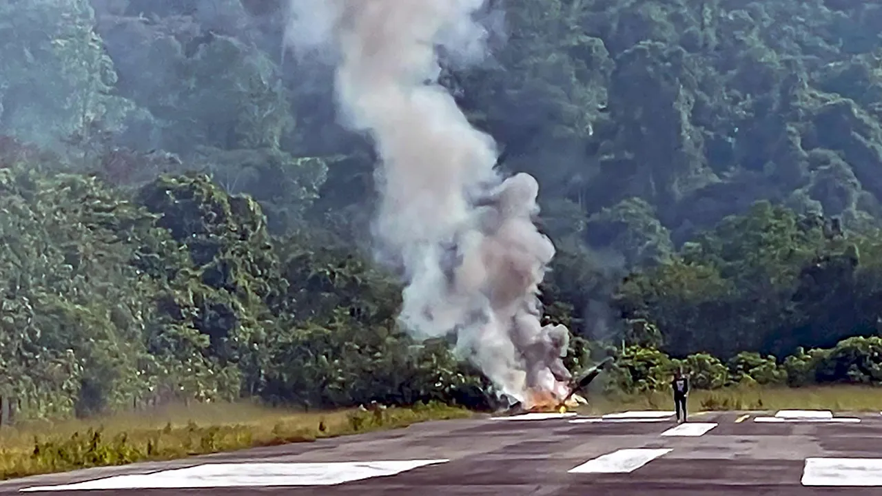 KUCHING, 8 Sept - Sebuah helikopter BO-105 yang membawa lima penumpang termasuk juruterbang terhempas berdekatan Long Lellang Short Take-Off and Landing Airport (STOLport), kira-kira 929 kilometer dari Kuching hari ini. Pihak Berkuasa Penerbangan Awam Malaysia (CAAM) memaklumkan pihaknya menerima maklumat mengenai kejadian itu daripada Perkhidmatan Maklumat Penerbangan pada 3.58 petang. Helikopter berkenaan sedang menjalankan operasi penerbangan Flying Doctor Service ketika kejadian. - fotoBERNAMA (2026) HA