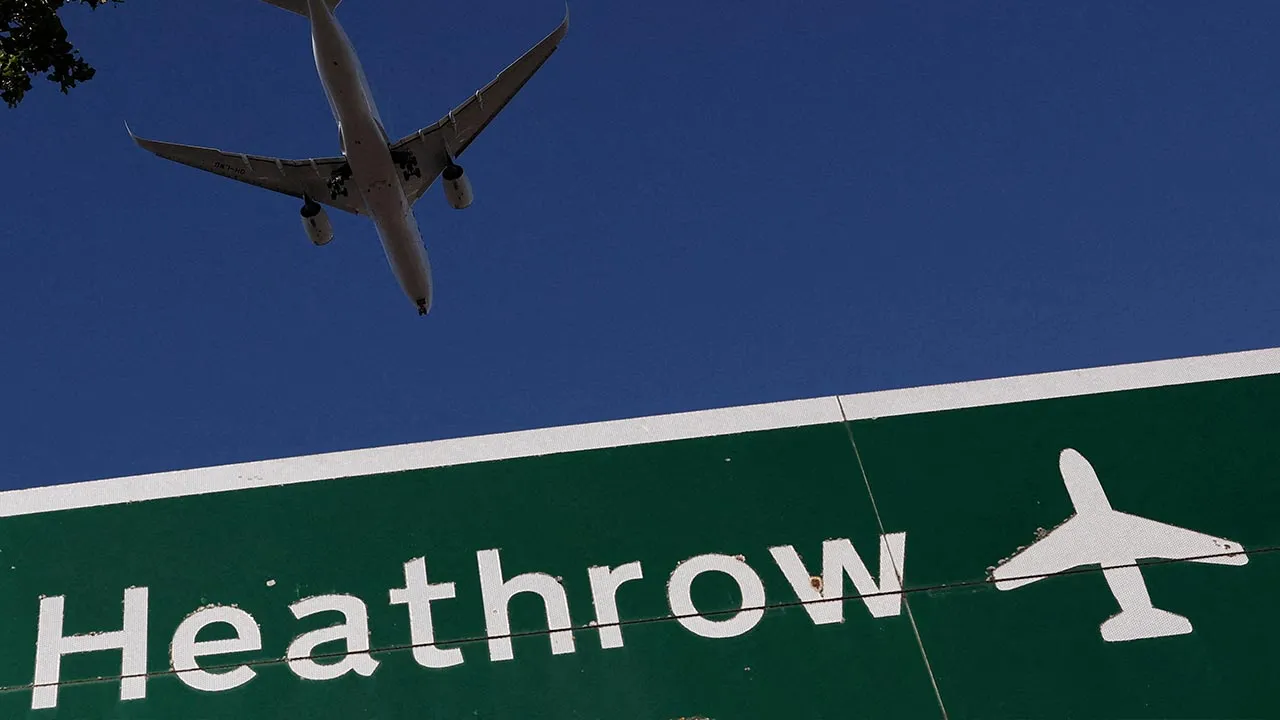 FILE PHOTO: A passenger plane makes its landing approach to Heathrow Airport in London, Britain, September 9, 2026. Hundreds of flights at major British airports were disrupted on Tuesday after air traffic control provider NATS experienced a technical issue, with Heathrow, Gatwick, Manchester and Stansted among the airports affected by restrictions and delays. REUTERS/Toby Melville/File Photo