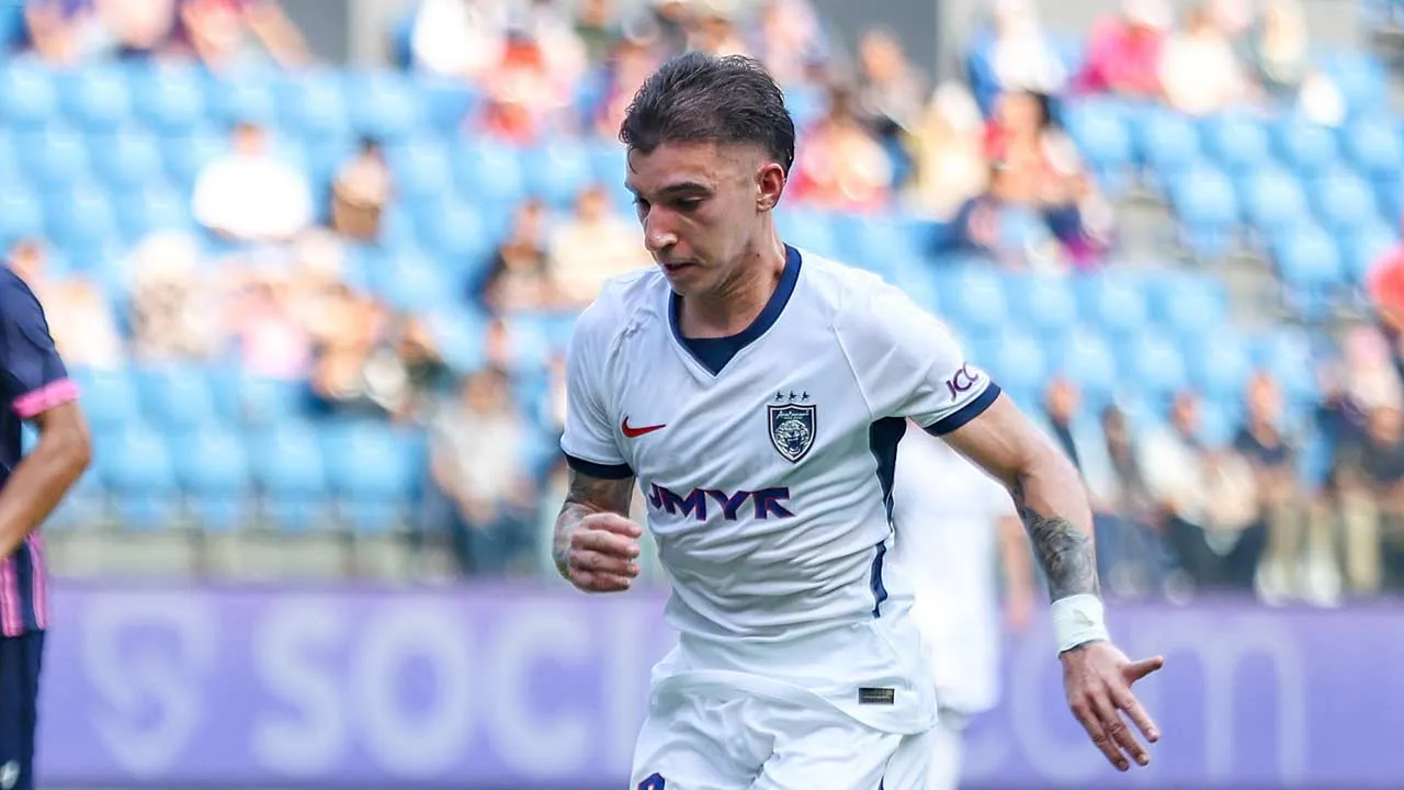 ISKANDAR PUTERI, 1 Sept - Pemain JDT Hidalgo Gaspirin Manuel Federico (tengah) tenang mengawal bola sambil cuba dihalang Ketua Pasukan UM-Damansara United Muhammad Hariz Mansor (kiri) pada pusingan pertama 16 terbaik Piala FA 2026/2027 di Stadium Sultan Ibrahim hari ini. Keputusan, UM-Damansara United tewas 1-4 kepada JDT. - fotoBERNAMA (2026) HAK CIPTA TERPELIHARA