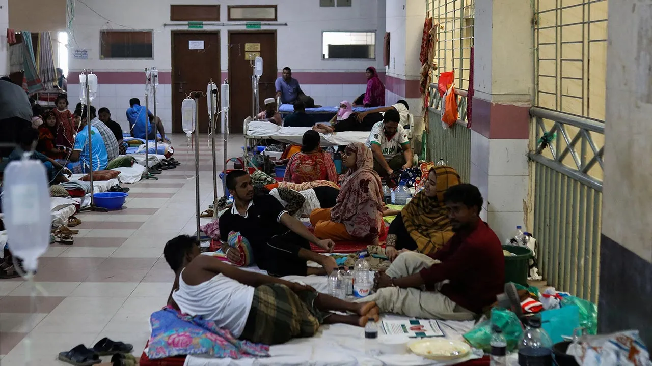 Patients infected with dengue receive treatment at a hospital in Dhaka, Bangladesh, September 7, 2026. REUTERS/Stringer