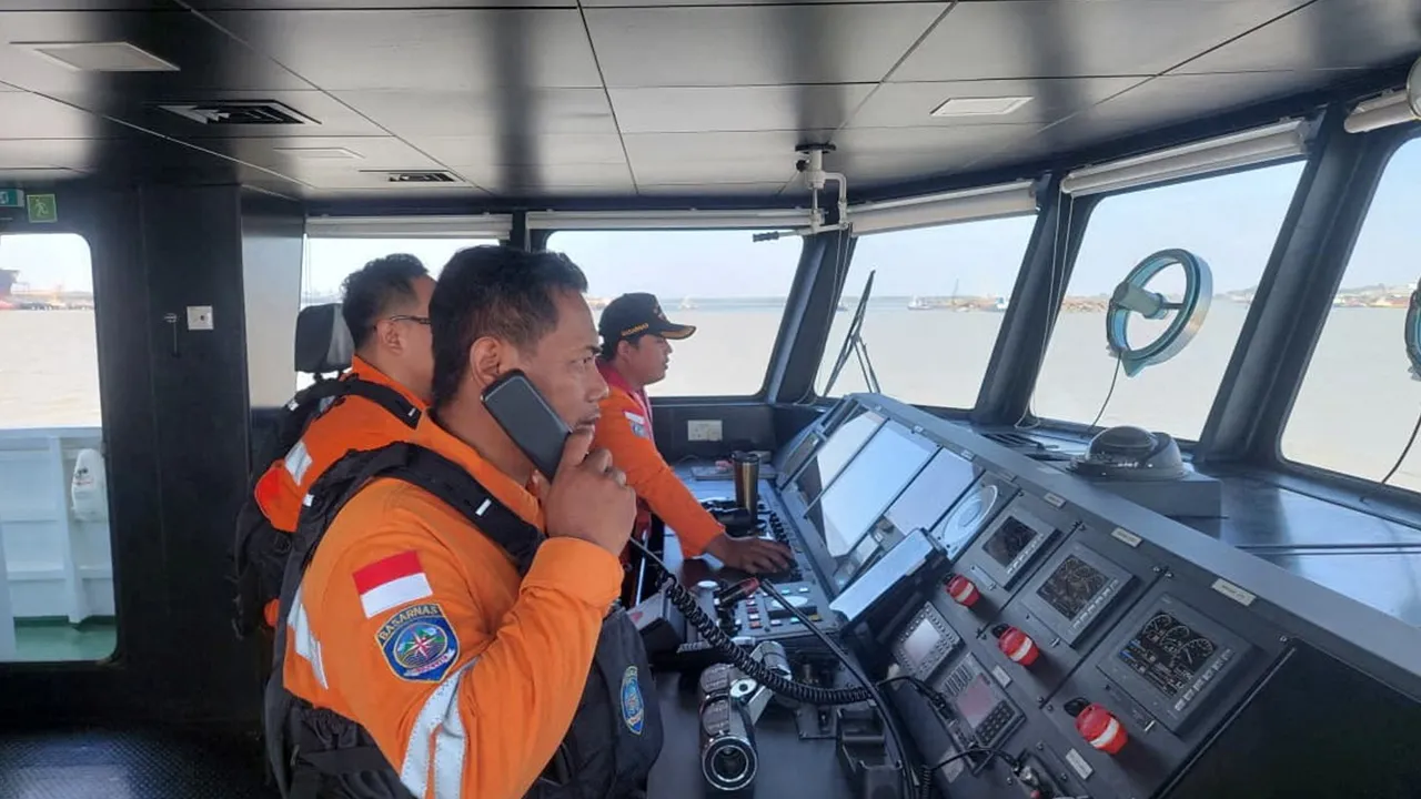 Rescuers work during a search operation after the Virgo Transport 8 ship sank while sailing from Surabaya to Banjarmasin, in the Java Sea, Indonesia, September 13, 2026. Indonesia's National Search and Rescue Agency (BASARNAS)/Handout via REUTERS 