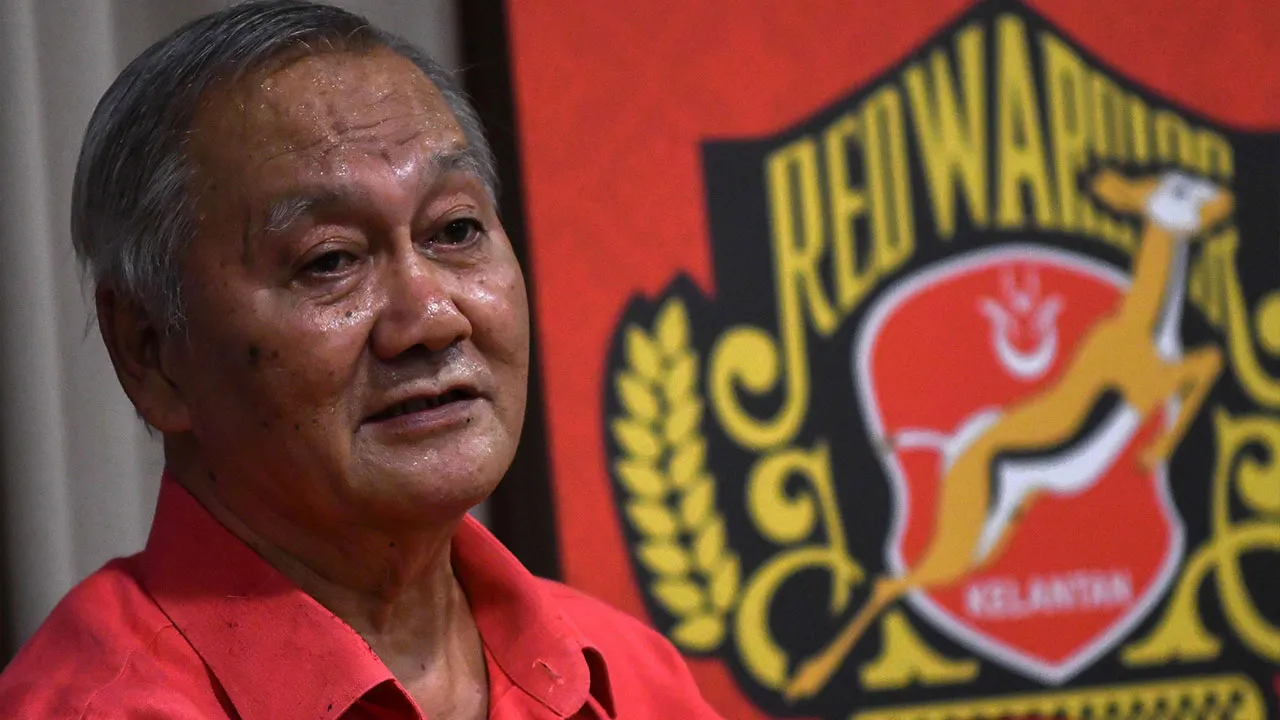 KOTA BHARU, 18 Jan - Ketua Jurulatih Kelantan Red Warrior FC (KRW FC) yang baharu Irfan Bakti Abu Salim (kiri) pada Majlis Pengenalan Ketua Jurulatih pasukan itu di sebuah hotel hari ini. - fotoBERNAMA (2025) HAK CIPTA TERPELIHARA