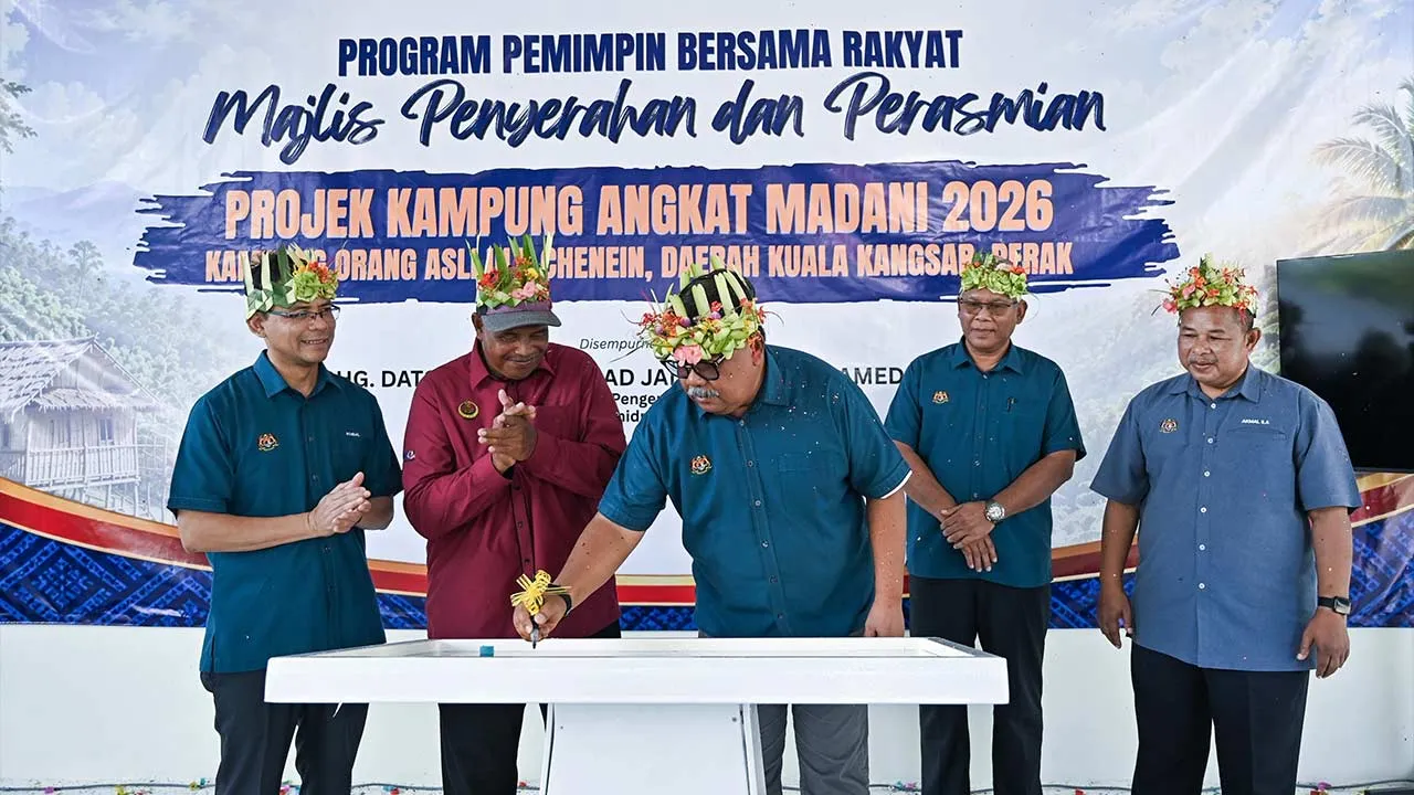 KUALA KANGSAR, 12 Sept - Pengerusi Suruhanjaya Perkhidmatan Awam Malaysia (SPA) dan Suruhanjaya Perkhidmatan Kehakiman dan Perundangan (SPKP) Datuk Seri Dr Ahmad Jailani Muhamed Yunus menandatangani plak pada Majlis Penyerahan dan Perasmian Projek Kampung Angkat MADANI 2026 di Kampung Orang Asli Ulu Chenein hari ini. Turut sama Setiausaha Suruhanjaya Perkhidmatan Awam Malaysia (SPA) Datuk Ikhbal Hanam Mukras (kiri), Timbalan Pengerusi Suruhanjaya Perkhidmatan Awam Malaysia (SPA) Datuk Zohari Said (dua, kana