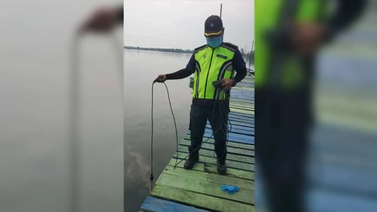 Pegawai JAS mengambil sampel air di salah satu kawasan ditemui bangkai ikan yang didakwa berlaku pencemaran di Sungai Sitiawan pada 30 Ogos lalu.