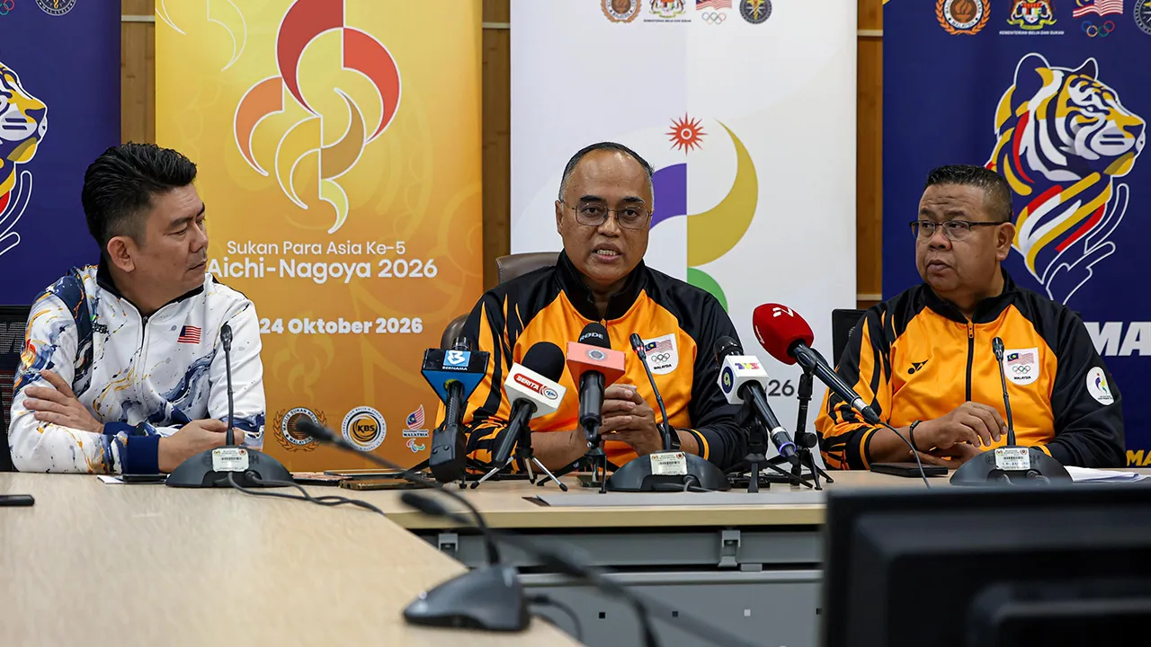 KUALA LUMPUR, 8 Sept - Ketua Pengarah Majlis Sukan Negara (MSN) Jefri Ngadirin bercakap ketika sidang media pada Majlis Penyerahan Jalur Gemilang Kontinjen Malaysia ke Temasya Sukan Asia ke-20 dan Sukan Para Asia ke-5 Aichi-Nagoya 2026, Jepun di Majlis Sukan Negara hari ini. Turut sama Ketua Kontinjen Malaysia bagi Sukan Asia Aichi-Nagoya 2026 Datuk Mohd Sumali Reduan dan Ketua Kontinjen Malaysia bagi Sukan Para Asia Aichi-Nagoya 2026 Tan Chee Keong. - fotoBERNAMA (2026)
