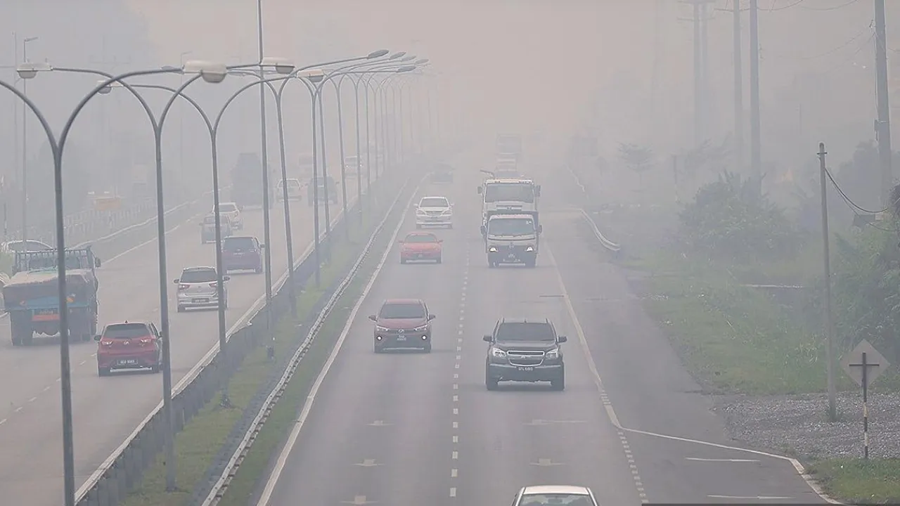 SERIAN, 4 Sept - Keadaan berjerebu yang dirakam di Jalan Serian-Sri Aman, hari ini. Daerah Serian mencatatkan bacaan Indeks Pencemar Udara (IPU) 518 setakat 10 pagi ini, sekali gus berada pada tahap sangat berbahaya akibat jerebu rentas sempadan. - fotoBERNAMA (2026) HAK CIPTA TERPELIHARA