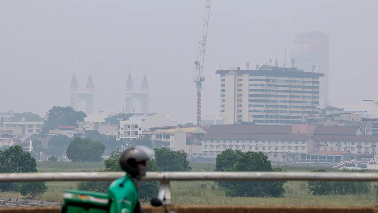 KUALA TERENGGANU, 15 Sept - Keadaan jerebu menyelubungi sekitar Kuala Terengganu sehingga menjejaskan jarak penglihatan semasa tinjauan hari ini. Sehingga 3 petang ini, Kemaman merekodkan bacaan Indeks Pencemar Udara (IPU) tidak sihat iaitu 161 diikuti Paka (158) dan Kuala Terengganu (157). - fotoBERNAMA (2026) HAK CIPTA TERPELIHARA