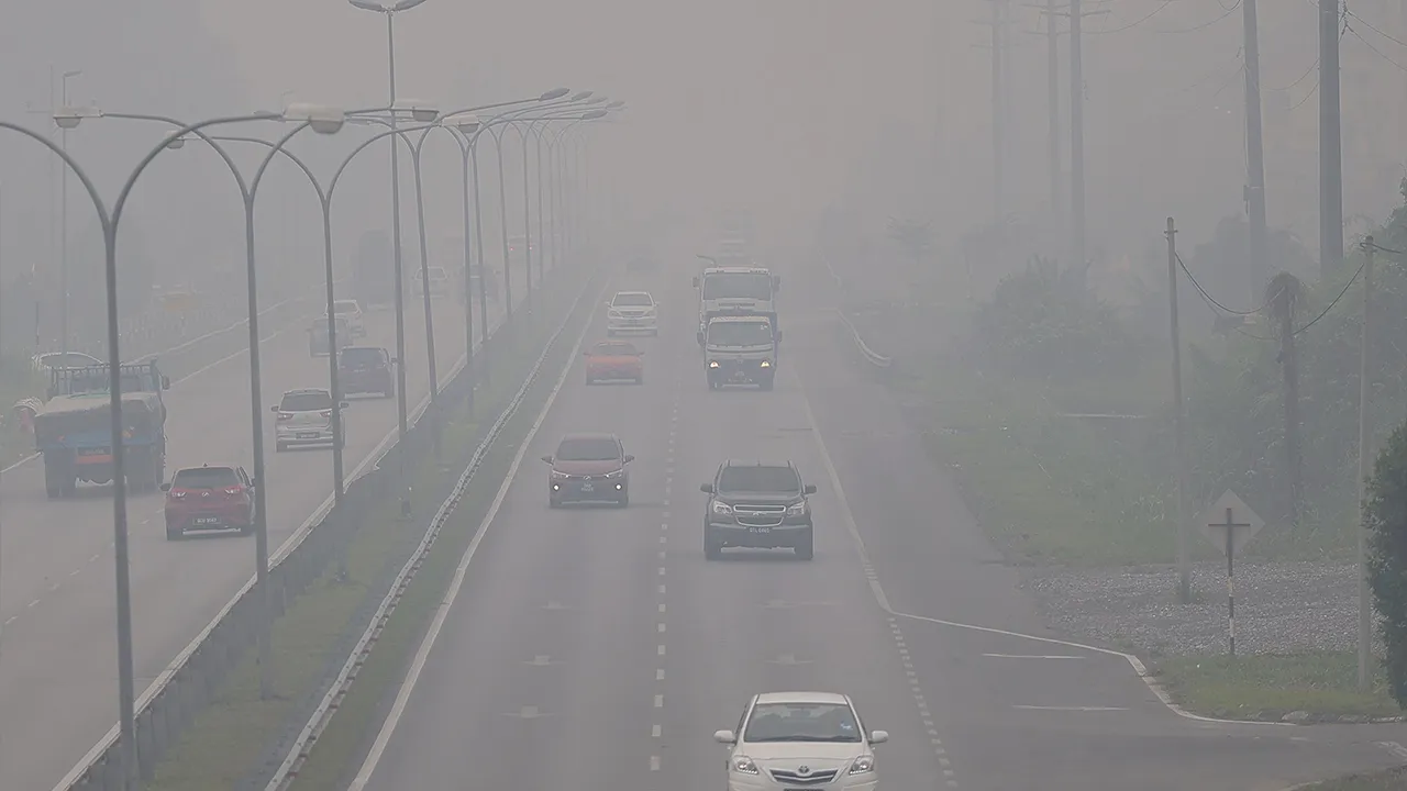 SERIAN, 4 Sept - Keadaan berjerebu yang dirakam di Jalan Serian-Sri Aman, hari ini. Daerah Serian mencatatkan bacaan Indeks Pencemar Udara (IPU) 518 setakat 10 pagi ini, sekali gus berada pada tahap sangat berbahaya akibat jerebu rentas sempadan. - fotoBERNAMA