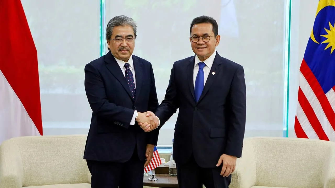 JAKARTA, 3 Sept - Menteri Pelaburan, Perdagangan dan Industri Datuk Seri Johari Abdul Ghani (kiri) dan rakan sejawatnya dari Indonesia, Budi Santoso, menghadiri Mesyuarat Jawatankuasa Perdagangan dan Pelaburan Bersama (JTIC) Keempat di sini hari ini. Kedua-dua menteri mencapai persetujuan mengenai lima isu perdagangan dan pelaburan yang dibangkitkan, antaranya Perjanjian Perdagangan Sempadan (BTA), proses eksport, kerjasama pelaburan, kerjasama berkaitan standard halal serta pembukaan semula sempadan Tebedu