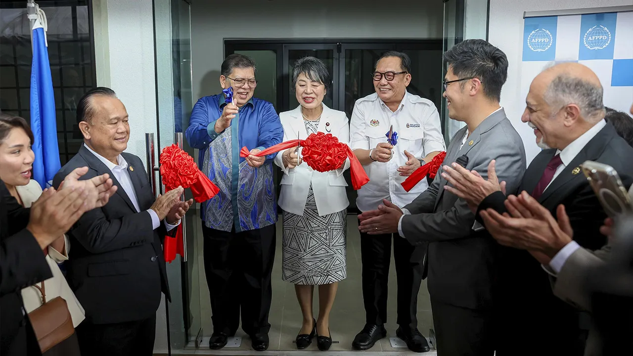 KUALA LUMPUR, 4 Sept - Yang Dipertua Dewan Rakyat Tan Sri Dr Johari Abdul bersama Pengerusi Forum Ahli Parlimen Negara Asia mengenai Populasi dan Pembangunan (AFPPD) Yoko Kamikawa (tengah) dan Yang Dipertua Dewan Negara Datuk Awang Bemee Awang Ali Basah (kanan) menyempurnakan gimik perasmian Rumah Sekretariat AFPPD di sini hari ini. Turut kelihatan, Presiden AFPPD Malaysia Datuk Seri Alexander Nanta Linggi (dua, kiri). - fotoBERNAMA (2026) HAK CIPTA TERPELIHARA