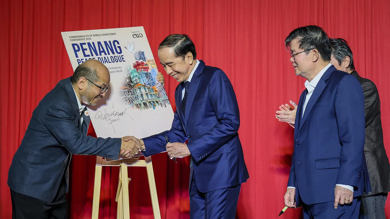 GEORGE TOWN, 5 Sept - Bekas Presiden Indonesia Joko Widodo (dua, kanan) bersalaman dengan Pengasas Bersama Commonwealth of World Chinatowns (CWC) Lee Khai (kiri) pada Majlis Makan Malam sempena Penang Peace Dialogue 2026 di sebuah hotel malam ini. Turut hadir, Ketua Menteri Pulau Pinang Chow Kon Yeow (kanan). - fotoBERNAMA (2026) HAK CIPTA TERPELIHARA