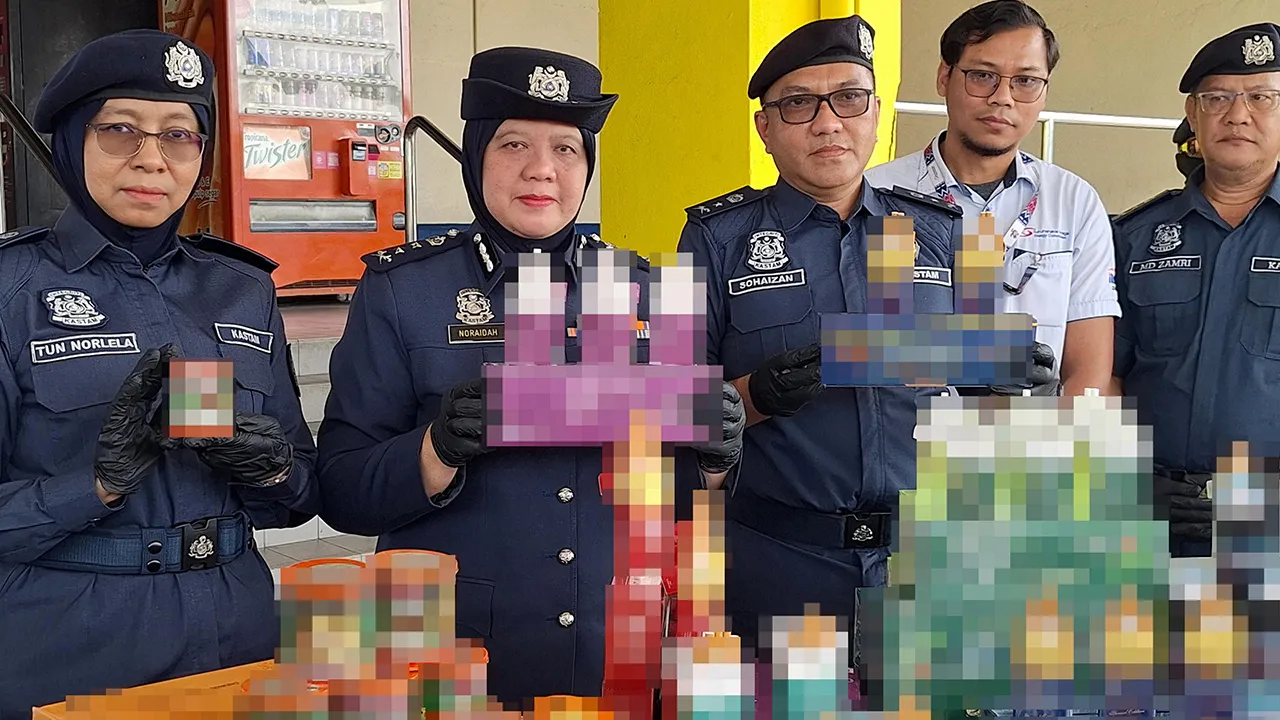 PELABUHAN KLANG, 30 Sept - Pengarah Jabatan Kastam Diraja Malaysia (JKDM) Selangor, Noraidah Ishak (dua, kiri) ketika sidang media di Bangunan JKDM Pelabuhan Utara, Pelabuhan Klang hari ini. Jabatan Kastam Diraja Malaysia (JKDM) Selangor menggagalkan cubaan menyeludup pelbagai komoditi termasuk barangan elektrik bernilai RM114.35 juta menerusi tiga operasi berasingan di sini dan Lembah Klang. - fotoBERNAMA (2026) 