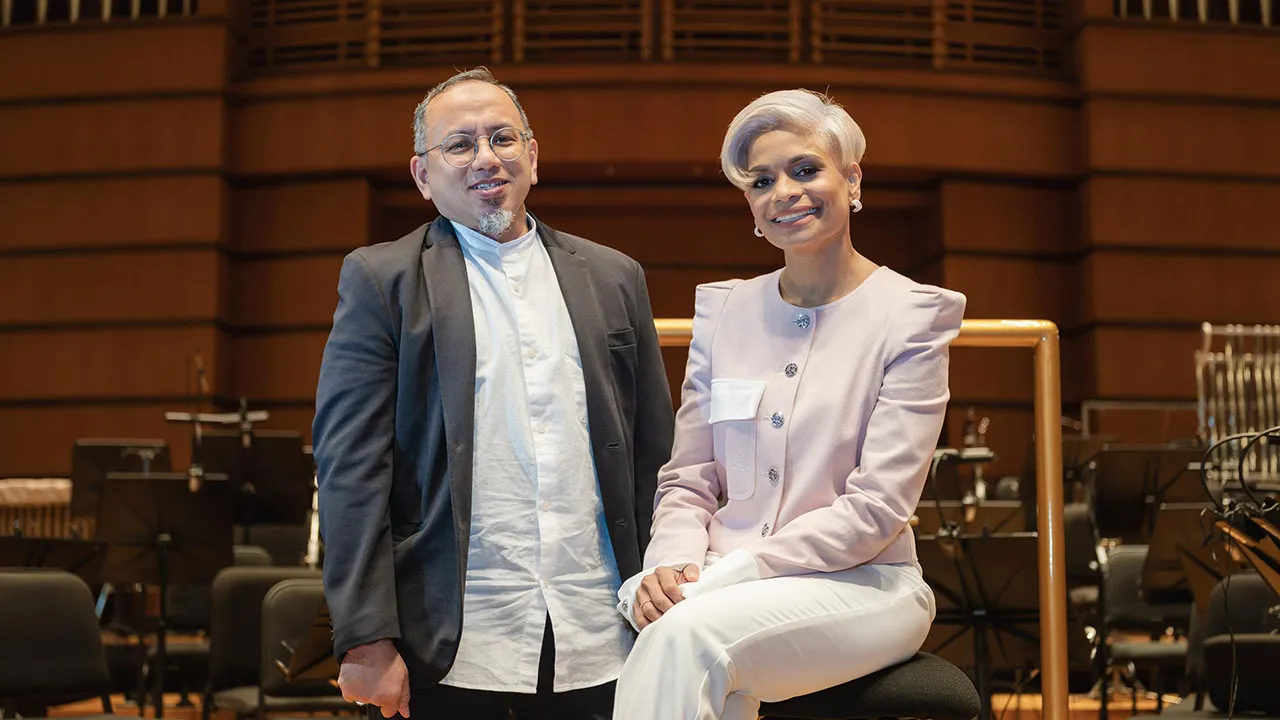 KUALA LUMPUR, 21 Sept - Penyanyi, Jaclyn Victor (kanan) bersama konduktor muzik, Ahmad Muriz Che Rose (kiri) bergambar pada sidang media konsert Jaclyn Victor - Gemilang bersama MPO di Dewan Filharmonik Petronas (DFP) hari ini. - fotoBERNAMA (2026) HAK CIPTA TERPELIHARA