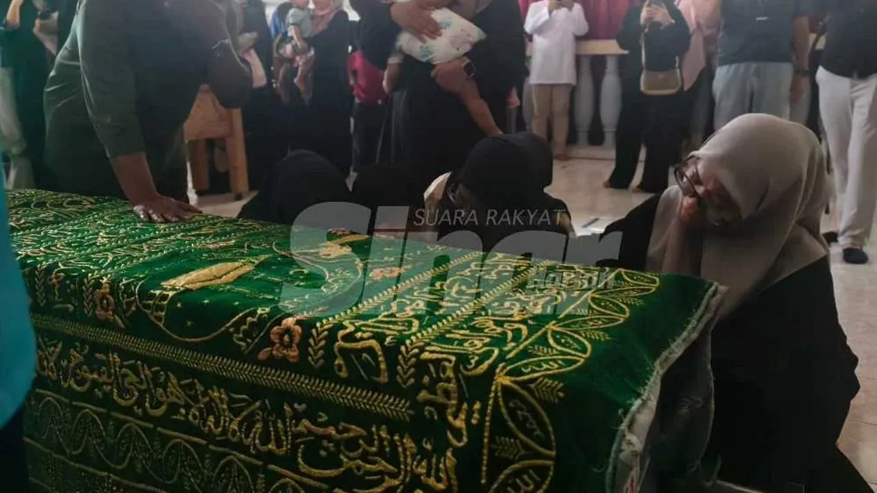 SEREMBAN - Jenazah Kapten Zainol Afiq Bee Sham yang terkorban dalam nahas helikopter di Long Lellang, Miri, Sarawak tiba di Masjid Bandar Baru Senawang di sini pada Ahad._Sinar Harian