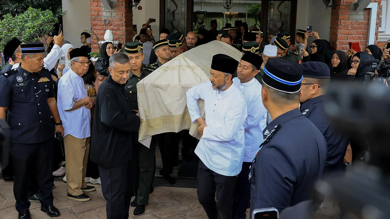 SERI KEMBANGAN, 28 Sept - Jenazah Allahyarham Tun Dr Siti Hasmah Mohd Ali dibawa ke Masjid As-Syarif, Taman Sungai Besi Indah, untuk disembahyangkan selepas solat Asar. - fotoBERNAMA (2026) HAK CIPTA TERPELIHARA