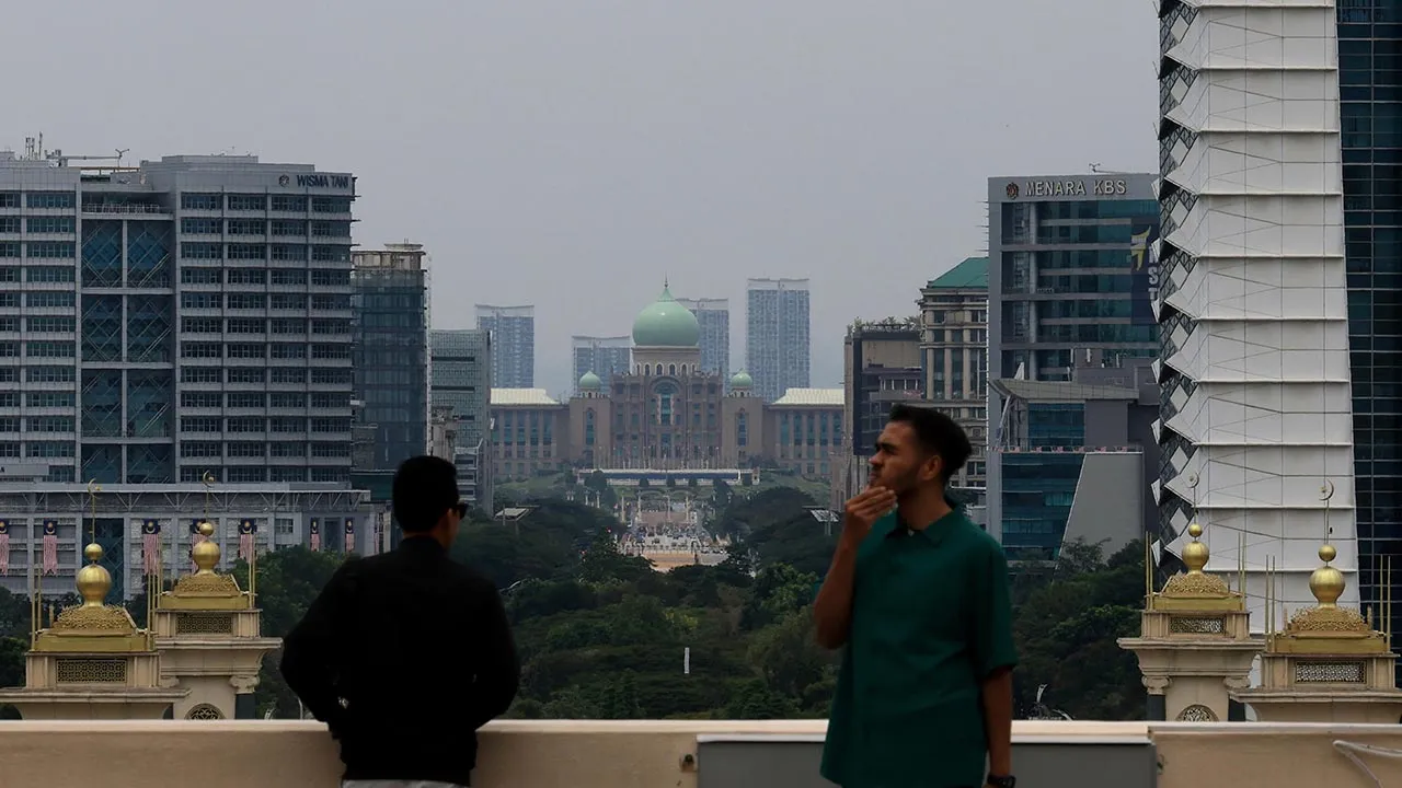 PUTRAJAYA, 22 Sept - Pemandangan bandar pentadbiran Putrajaya kembali kelihatan jelas susulan keadaan jerebu yang menjejaskan kualiti udara sejak beberapa hari lalu semakin berkurangan, berdasarkan tinjauan FotoBernama hari ini. Bacaan Indeks Pencemaran Udara (IPU) di Putrajaya merekodkan tahap sederhana setakat 3 petang ini dengan bacaan 86. - fotoBERNAMA (2026) HAK CIPTA TERPELIHARA