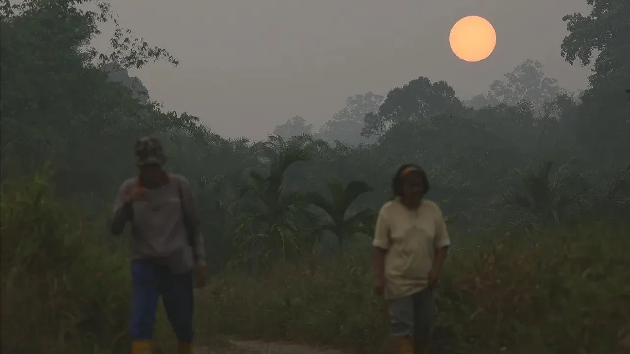 KUALA LUMPUR - Kualiti udara di Serian, Sarawak terus berada pada tahap bahaya apabila stesen pemantauan di Ibu Pejabat Polis Daerah (IPD) kawasan itu merekodkan bacaan Indeks Pencemar Udara (IPU) mencecah 518, setakat pagi Jumaat. 