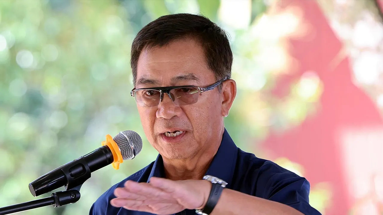 KUNDASANG, 6 Jun - Timbalan Ketua Menteri I merangkap Menteri Kerja Raya dan Utiliti Sabah Datuk Seri Dr Joachim Gunsalam ketika berucap pada majlis perasmian projek Kampung Angkat MADANI Jabatan Mineral dan Geosains 2026 di kampung Dumpiring Bawah hari ini. - fotoBERNAMA (2026) HAK CIPTA TERPELIHARA