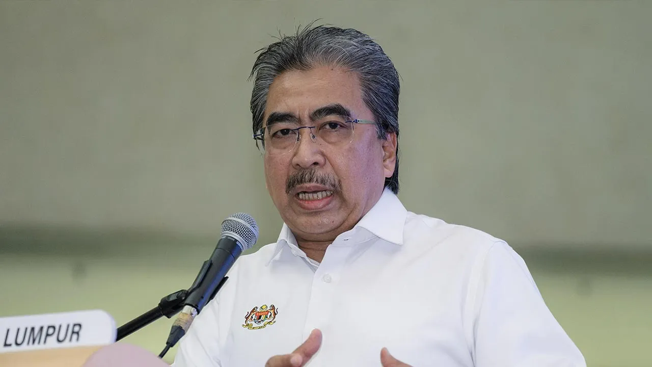KUALA LUMPUR, 8 Sept - Menteri Pelaburan, Perdagangan dan Industri Datuk Seri Johari Abdul Ghani berucap pada Majlis Perasmian Penutup Forum Wanita AI dan Ekonomi Digital di Pusat Dagangan Dunia Kuala Lumpur hari ini. - fotoBERNAMA (2026) HAK CIPTA TERPELIHARA
