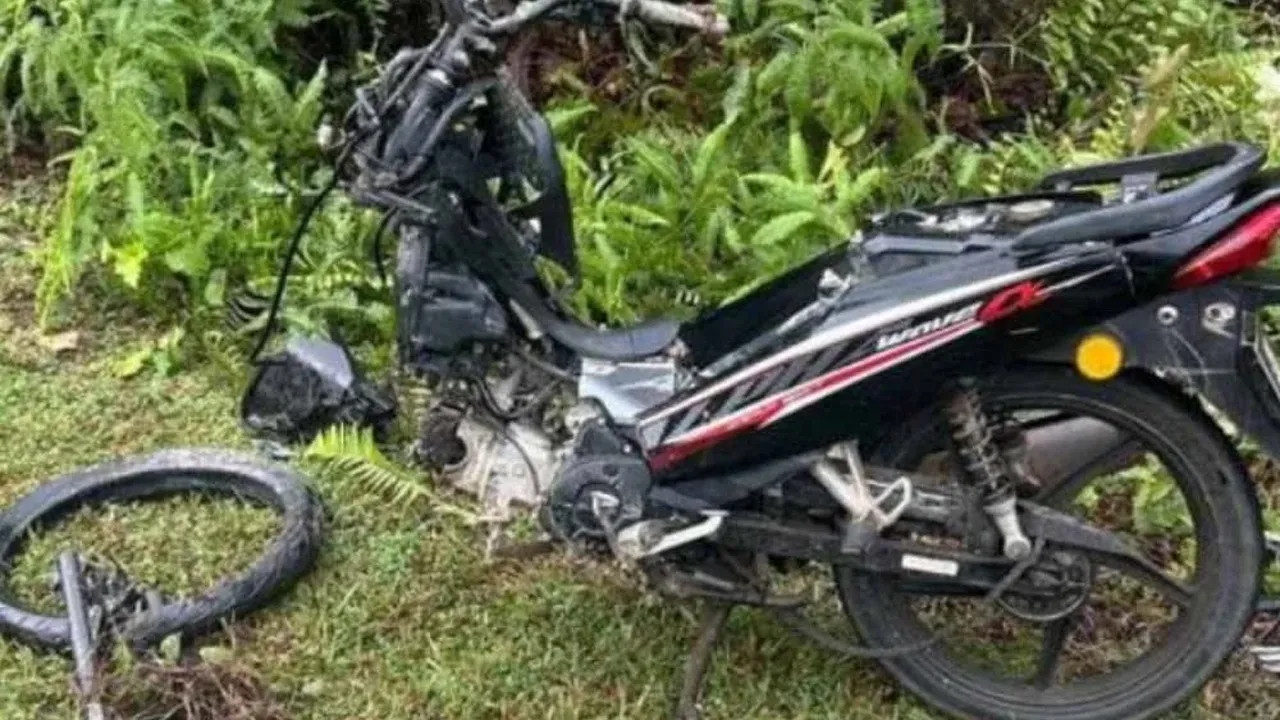 DUNGUN - Seorang juruteknik maut selepas motosikal ditunggangnya dilanggar sebuah kereta yang hilang kawalan di Kilometer 70 Jalan Jerangau-Jabor di Bukit Besi di sini pagi Ahad.