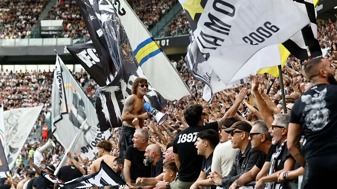 Soccer Football - Serie A - Juventus v Atalanta - Allianz Stadium, Turin, Italy - September 20, 2026 Juventus fans wave flags inside the stadium during the match REUTERS/Vincenzo Livieri