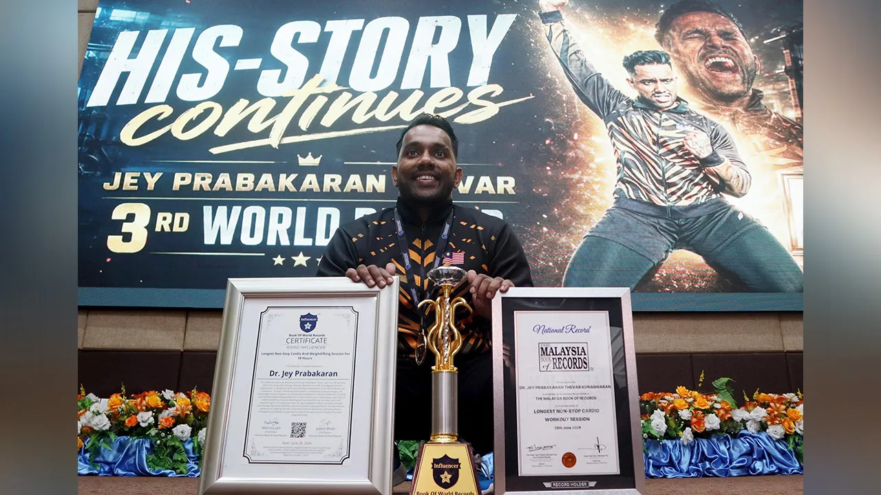 LIPIS, 30 Jun - Atlet kecergasan K Jey Prabakaran Thevar atau lebih dikenali Dr Kjey berjaya mencipta rekod dunia ketiganya dalam acara kardio dan angkat berat tanpa henti selama 18 jam pada Ahad lepas. Selain itu, beliau turut menempa nama dalam Malaysia Book of Records (MBOR) atas kejayaan itu. - fotoBERNAMA (2026) HAK CIPTA TERPELIHARA