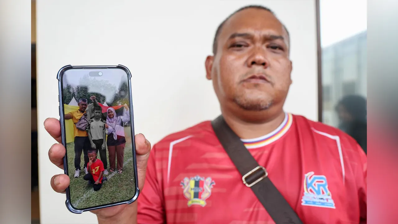 SEREMBAN, 26 Sept - Kamaruddin Ngatimon, 49, bapa saudara kepada Muhammad Idlan Fareeq Shahril, pelajar Tingkatan Dua yang maut di sebuah sekolah menengah di Kuala Pilah semalam, menunjukkan gambar anak saudaranya bersama ibu bapa ketika ditemui media di Unit Forensik Hospital Tuanku Ja "'afar hari ini. Beliau berkata seluruh keluarga terkejut dan berdukacita atas pemergian anak saudaranya itu, yang disifatkan sebagai seorang yang pendiam, tenang dan tidak pernah mencari masalah dengan sesiapa. - fotoBERNAM