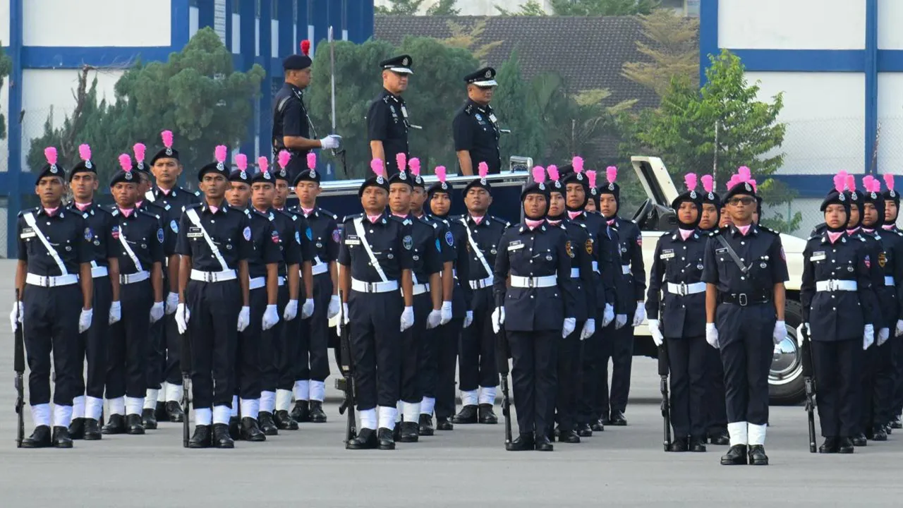 KUALA LUMPUR, 19 Sept - Timbalan Pengarah (Operasi Pencegahan/Koordinasi Sumber Sokongan) Jabatan Pencegahan Jenayah dan Keselamatan Komuniti (JPJKK) Bukit Aman, Datuk Nik Ros Azhan Nik Ab Hamid (belakang kanan) memeriksa kawalan kehormatan anggota polis bantuan pada Majlis Perbarisan Tamat Latihan Kursus Asas Polis Bantuan (KAPB) Siri 7/2026 di Pulapol hari ini. - fotoBERNAMA (2026) 