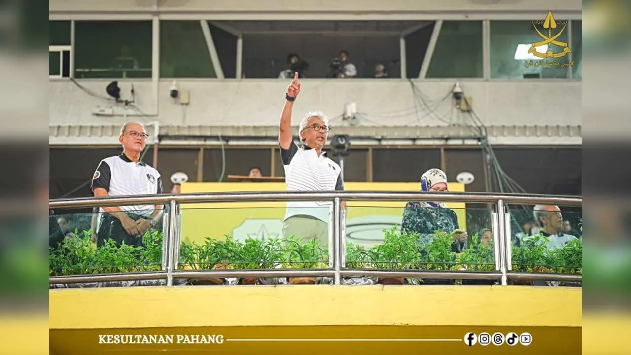 KDPB SULTAN PAHANG DAN KDPB TENGKU AMPUAN PAHANG BERKENAN BERANGKAT KE MAJLIS PENUTUPAN DAN PERLAWANAN AKHIR LIGA RAKYAT PAHANG 1ST PIALA AL-SULTAN ABDULLAH