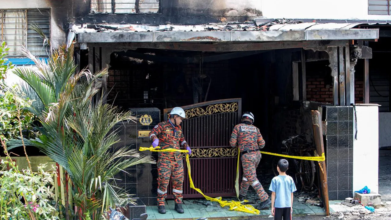 IPOH, 20 Sept - Anggota Jabatan Bomba dan Penyelamat Malaysia (JBPM) menjalankan tugas di lokasi kejadian selepas pasangan suami isteri warga emas dan cucu mereka maut dalam kebakaran membabitkan sebuah rumah teres dua tingkat di Persiaran Desa Tambun 4, Taman Desa Tambun di sini, awal pagi tadi. Pengarah JBPM Perak Datuk Sayani Saidon berkata pihaknya menerima panggilan pada pukul 4 pagi tadi sebelum sepasukan anggota dari Balai Bomba dan Penyelamat Tambun dan Ipoh bergegas ke lokasi kejadian. - fotoBERNAM