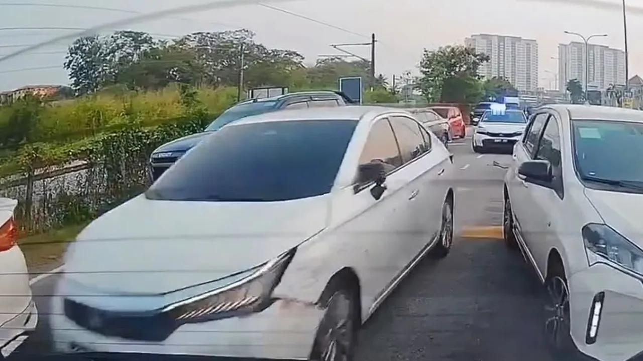 KERETA VIRAL POLIS kredit: Updateinfo