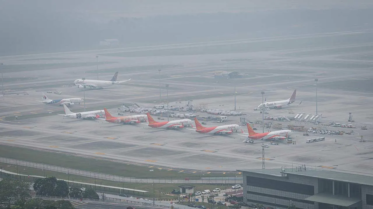 SEPANG, 29 Sept - Keadaan jerebu menyelubungi Lapangan Terbang Antarabangsa Kuala Lumpur (KLIA) di Sepang hari ini. Bacaan Indeks Pencemar Udara (IPU) di Sepang mencatatkan paras tidak sihat iaitu 164 pada pukul 3 petang tadi. - fotoBERNAMA (2026) HAK CIPTA TERPELIHARA