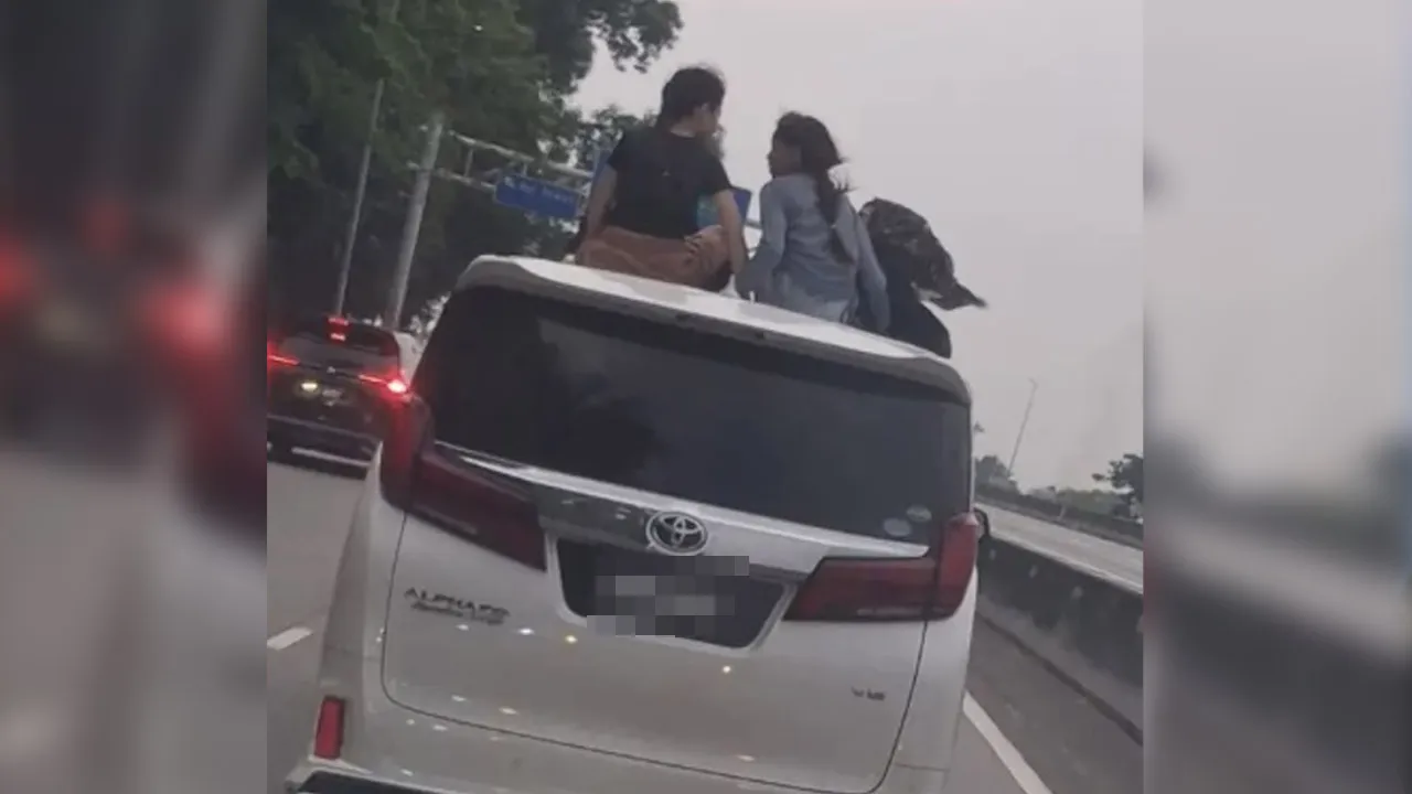 Dua kanak-kanak perempuan duduk di atas sebuah MPV yang sedang bergerak di Ipoh, yang tular di media sosial sejak semalam. Foto video tular.