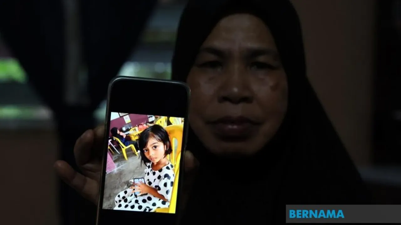 Mahani Mad Som, 63, menunjukkan gambar cucunya Putri Nur Afiyah Qalesya Mustafa, 5, yang ditemukan tidak bernyawa selepas dipercayai dicampak ke dalam alur sungai kira-kira 300 meter dari kediamannya di Kampung Padang, Tanjung Sedili di sini hari ini. - fotoBERNAMA (2026) HAK CIPTA TERPELIHARA