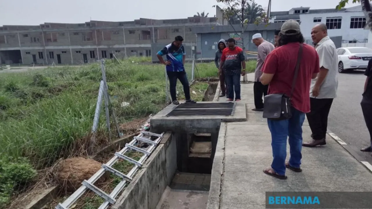 KULIM, 15 Sept (Bernama) -- Kelibat terakhir empat kanak-kanak yang maut selepas terjatuh ke dalam longkang di Taman Desa Kayangan, Sungai Karangan, di sini dirakam kamera litar tertutup (CCTV) dari sebuah rumah penduduk pada 5.30 petang semalam.