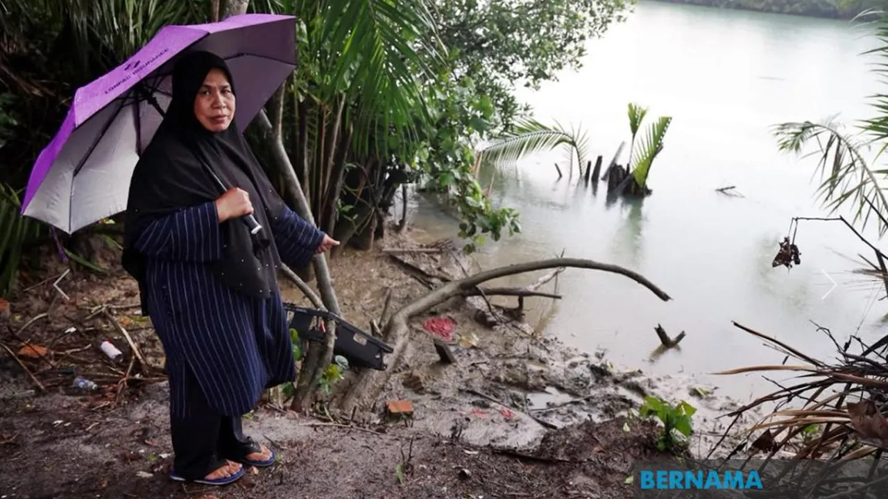 Nenek kepada mangsa Putri Nur Afiyah Qalesya Mustafa,5, Mahani Mad Som menunjukkan dimana cucunya ditemukan maut dipercayai dicampak di alur sungai kira-kira 300meter dari rumah neneknya di Kampung Padang Sedili. Foto: Mohd Fuad Hashim