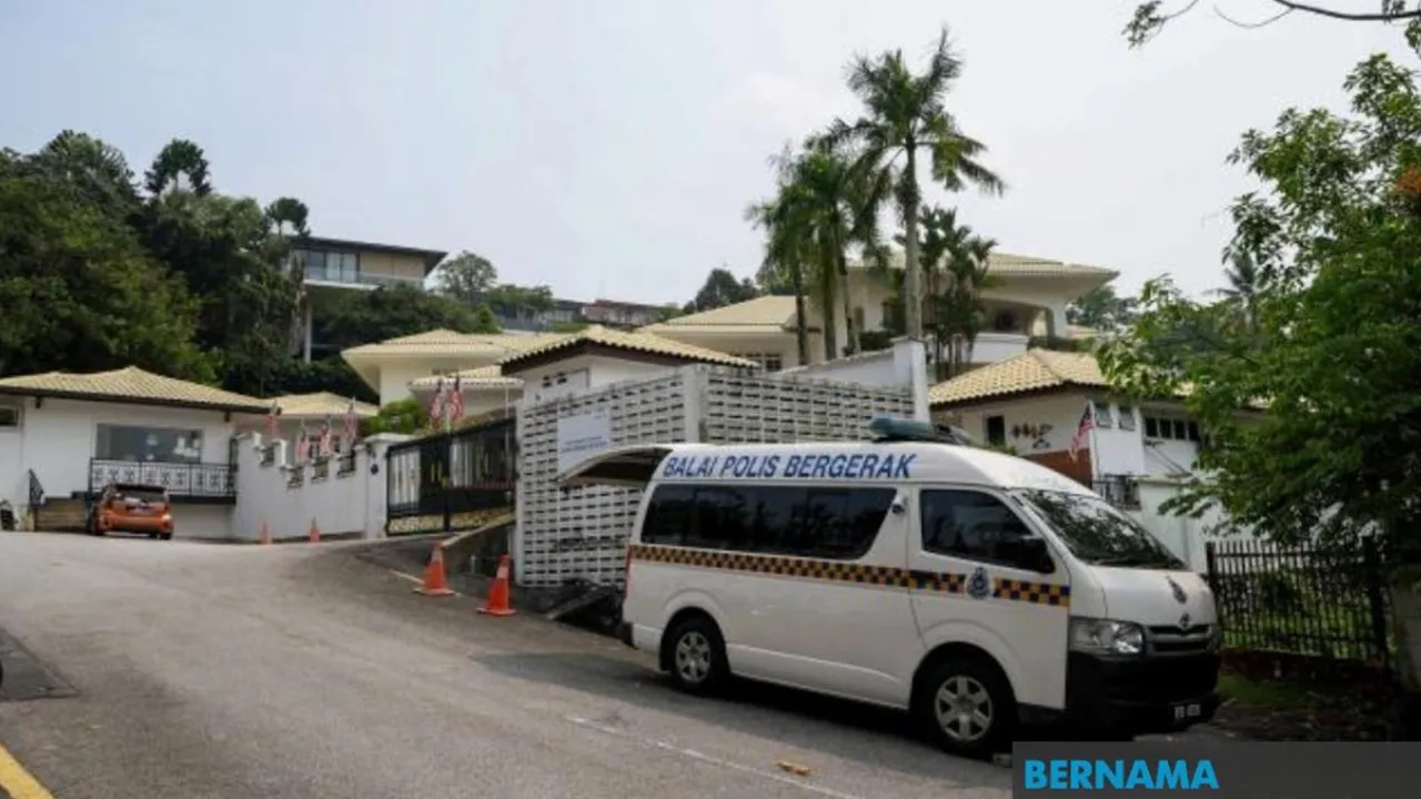 KUALA LUMPUR, 28 Sept (Bernama) Kawalan keselamatan di kediaman bekas Perdana Menteri Datuk Seri Najib Tun Razak di Jalan Langgak Duta, di sini masih diteruskan dan dilaksanakan secara 24 jam, kata Ketua Polis Kuala Lumpur Datuk Fadil Marsus.