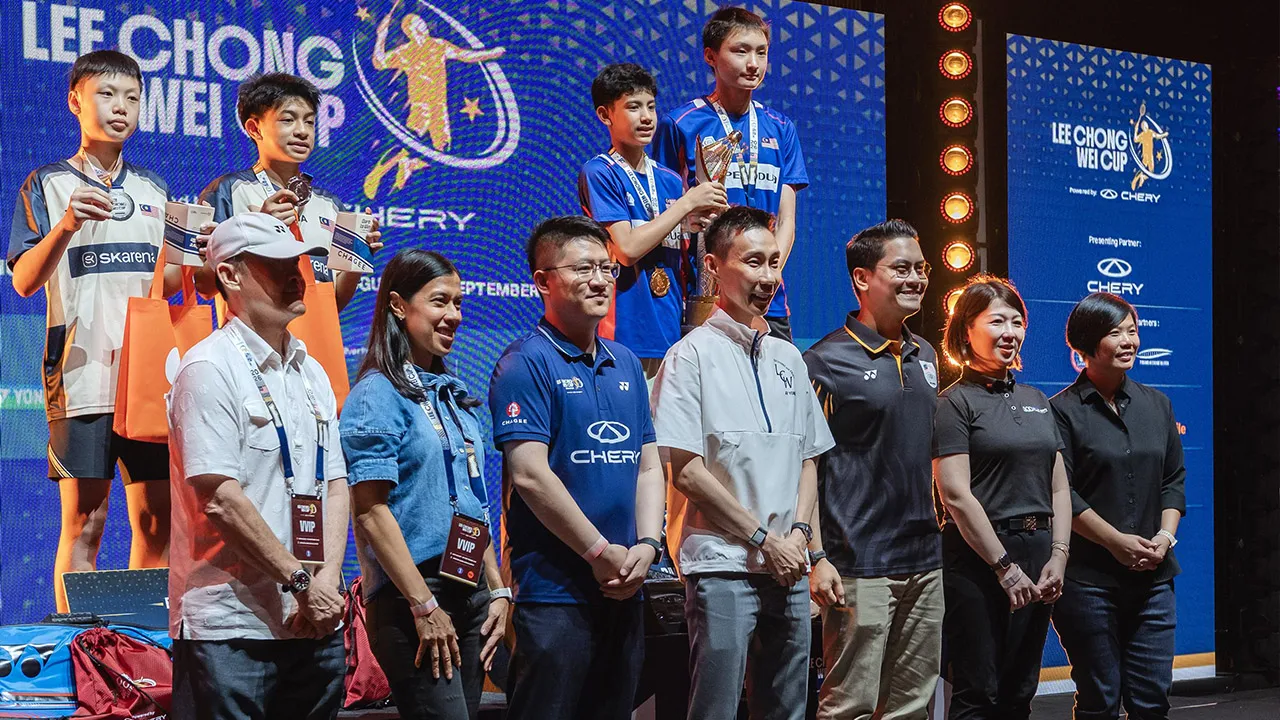 KUALA LUMPUR, 6 Sept - Menteri Belia dan Sukan Dr Mohammed Taufiq Johari (tiga, kanan) dan Pengerusi Jawatankuasa Prestasi Persatuan Badminton Malaysia (BAM), Datuk Seri Lee Chong Wei (empat, kanan) bergambar bersama pemenang beregu lelaki bawah 13 pada Perlawanan Akhir Kejohanan Piala Lee Chong Wei 2026 di Stadium Juara, hari ini. Pingat emas dimenangi oleh pasangan beregu Gan Giap Han dan Shahadzryl Suhaime (belakang, kanan). - fotoBERNAMA (2026) HAK CIPTA TERPELIHARA