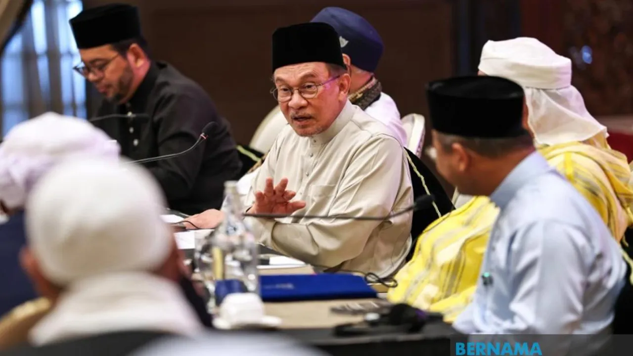 PUTRAJAYA, 19 Sept (Bernama) -- Kerajaan akan membantu memperkemas dan memartabatkan institusi pondok termasuk dalam aspek kemudahan fizikal, disiplin ilmu serta pengenalan bidang pengajian baharu yang bersesuaian dengan keperluan semasa, kata Datuk Seri Anwar Ibrahim.