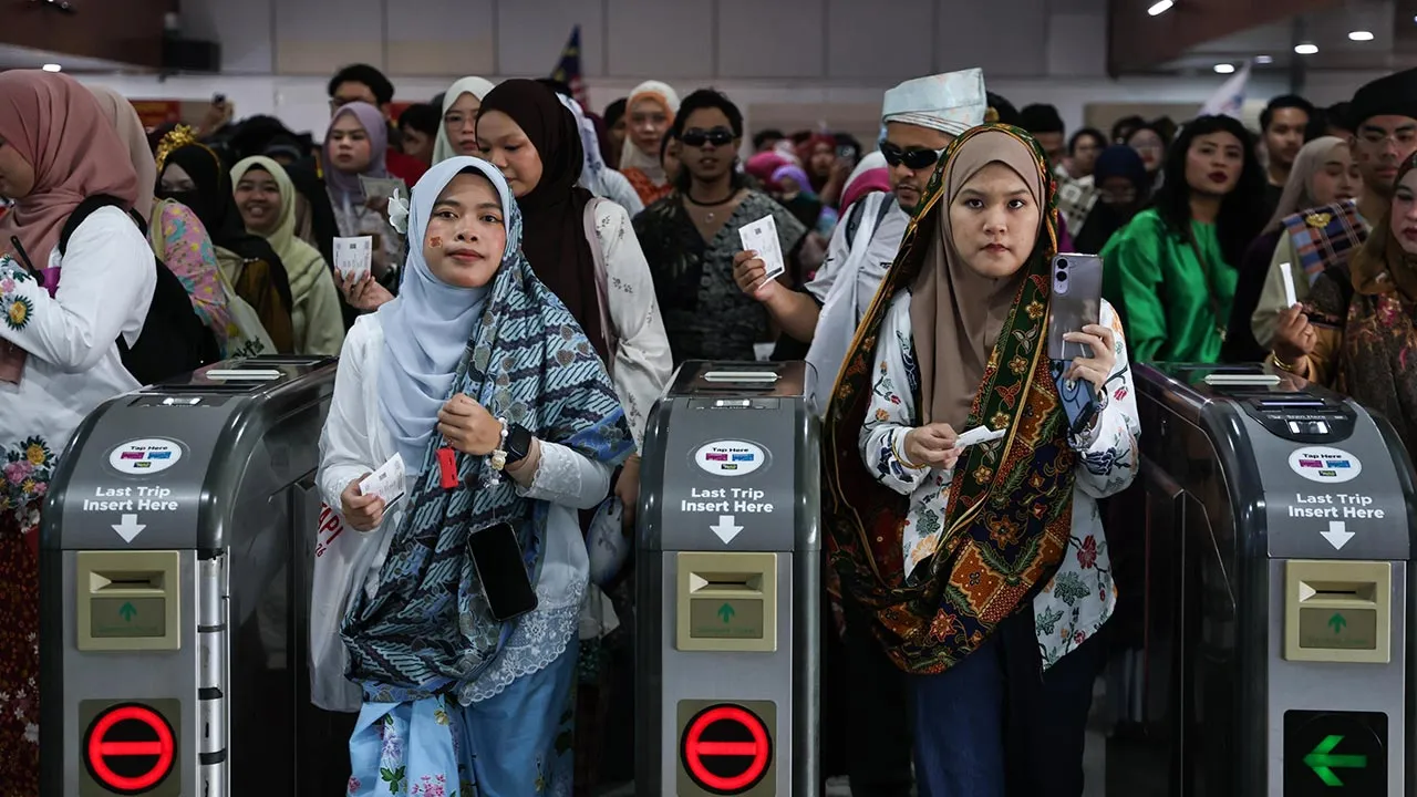 KUALA LUMPUR, 16 Sept " Peserta mengenakan kain sarong dan pakaian tradisional menggunakan perkhidmatan pengangkutan awam bagi menyertai Program Keretapi Sarong 2026 di Stesen MRT Putrajaya Central hari ini. Pelbagai gelagat unik dan mencuit hati para peserta menyemarakkan lagi penganjuran Keretapi Sarong 2026 (KS26) edisi ke-10. - fotoBERNAMA (2026) HAK CIPTA TERPELIHARA