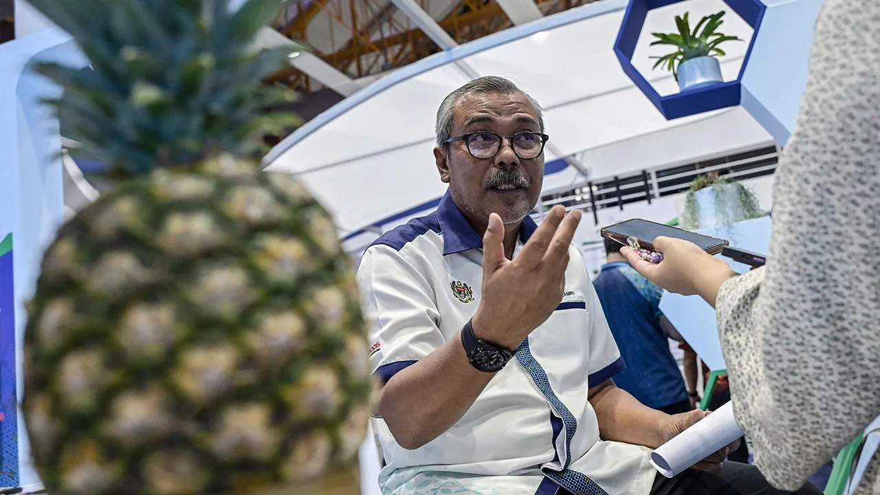 SERDANG, 6 Sept - Temubual eksklusif bersama Ketua Pengarah Lembaga Perindustrian Nanas Malaysia (LPNM), Mohd Khairuzamri M.Salleh sempena Pameran Pertanian, Hortikultur dan Agropelancongan Malaysia (MAHA) 2026 di Laman Veterinar, Taman Ekspo Pertanian Malaysia (MAEPS) hari ini. Lembaga Perindustrian Nanas Malaysia (LPNM) berjaya mencatatkan nilai potensi pelaburan luar biasa melebihi RM2.3 bilion menerusi Perjanjian Persefahaman (MoU) sepanjang 10 hari Pameran Pertanian,_BERNAMA