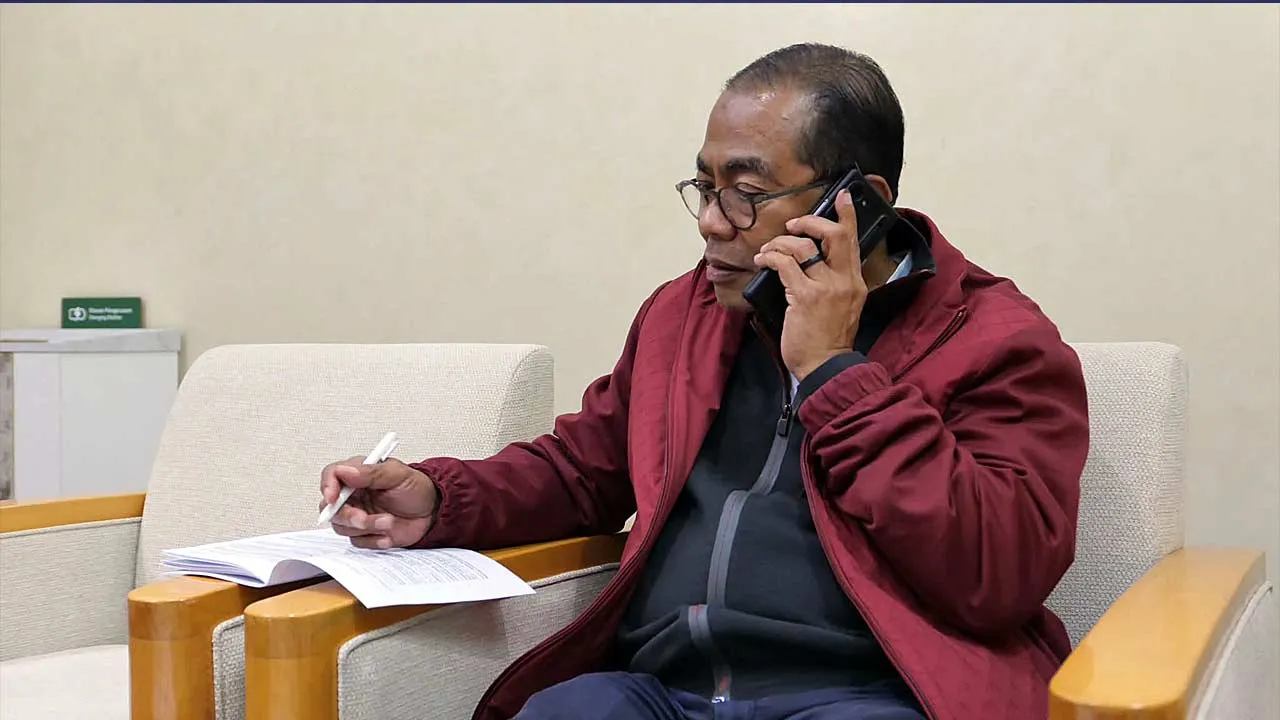 Menerima panggilan telefon daripada HRH Prince Khalid bin Salman Al Saud, Menteri Pertahanan Kerajaan Arab Saudi.  Kami bertukar pandangan mengenai perkembangan semasa yang menjadi perhatian bersama.  Arab Saudi kekal sebagai rakan penting Malaysia dalam dunia Arab dan Islam, di samping kedudukannya sebagai “Custodian of the Two Holy Mosques” di Makkah dan Madinah.